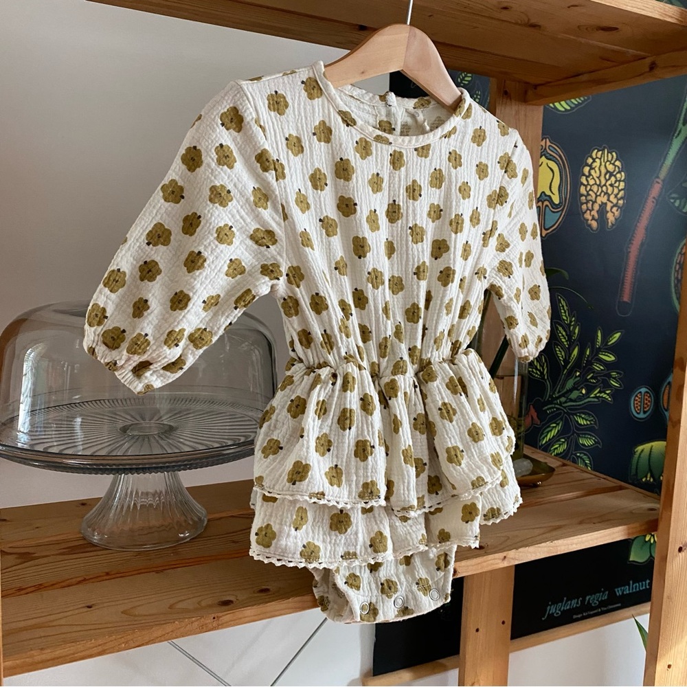 Quincy Mae Floral Rosie Romper in Ditsy Clay Floral Print 6-12m - Picture 4 of 14